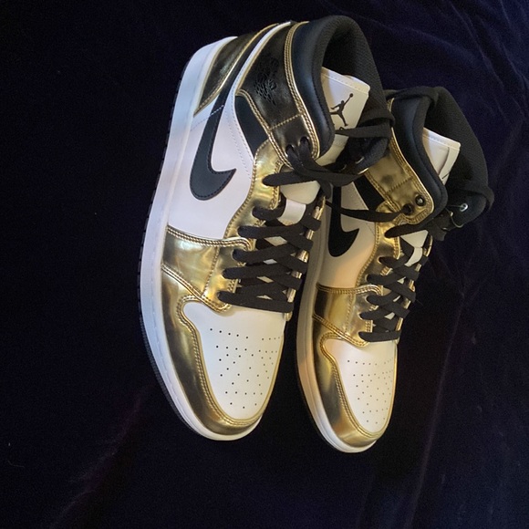[ BRAND NEW ]  Jordan 1 mid Metallic gold/black   Mens 10.5 - Picture 3 of 3